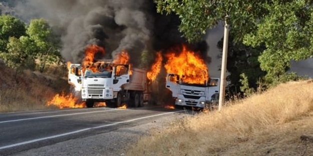 Yol kesen teröristler 3 aracı ateşe verdi!