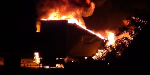 Yol kesen teröristler araçları ateşe verdi!