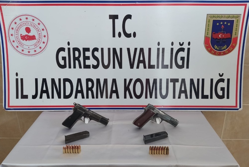 Yol kontrolü yapan jandarma silahlı 2 kişiyi gözaltına aldı 