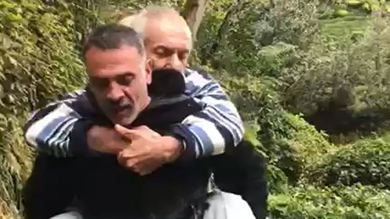 Yol olmayınca sırtında taşıdı! Muhtardan insanlık dersi