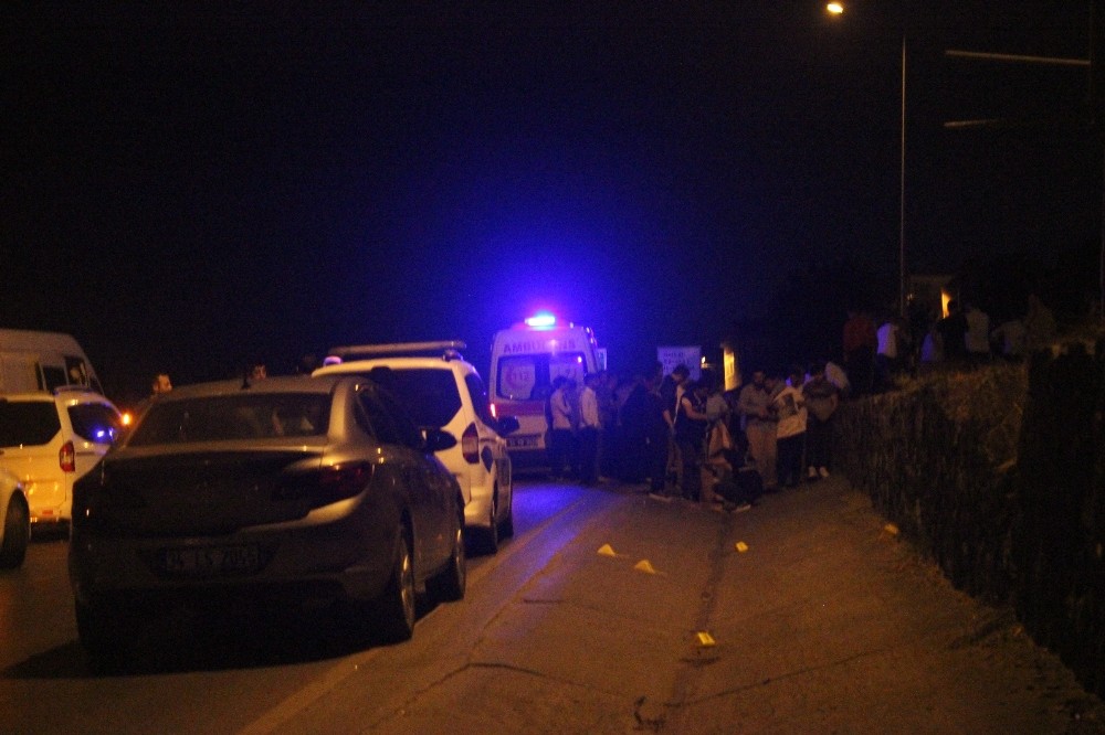 Yol ortasında aracını tamir etmeye çalışan sürücü, başka bir aracın çarpmasıyla öldü 