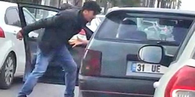 Yol ortasında bıçaklı saldırı dehşeti