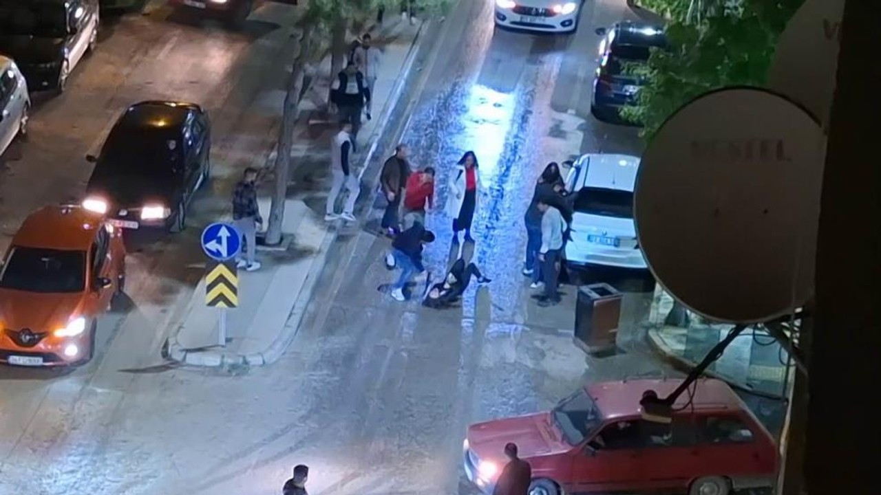 Yol ortasında birbirine girdiler! Kızların kavgasını erkekler bile ayıramadı