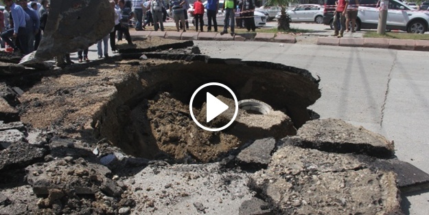 Yol ortasında dev çukur oluştu!