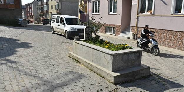 Yol ortasında 'sır mezar' şaşırtıyor!