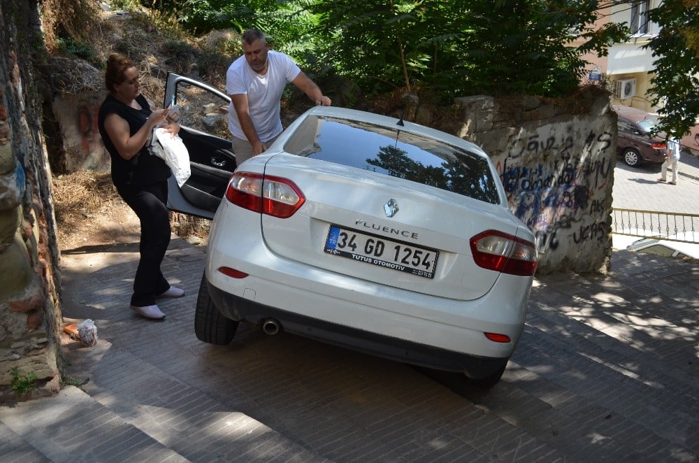 Yol sandığı merdivenlerden uçtu, saatlerce aracın üzerinde bekledi 