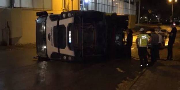 Yol süpürme aracı devrildi: Bir kişi yaralandı