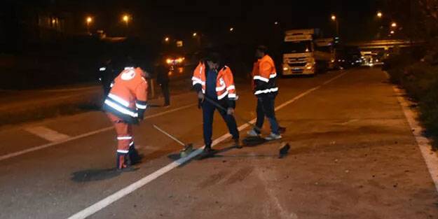 Yol temizleyen işçilere otomobil çarptı: 2 yaralı