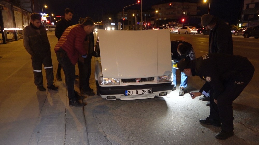 Yol verme kavgasında otomobile bıçakla saldırıp tüfekle ateş açtılar 