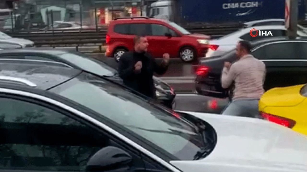 Yol verme kavgasındaki ilginç anlar kamerada