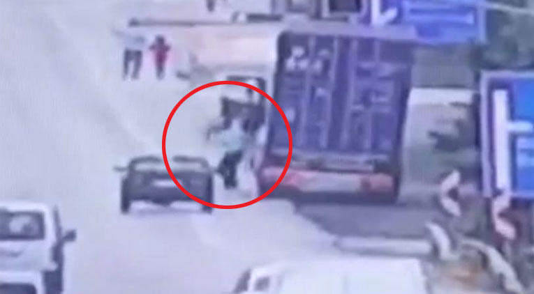 Yol verme tartışması kanlı bitti! Saldırı anı kamerada