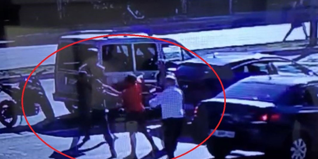 Yol verme tartışmasında polis memuru bıçaklandı! O anlar kamerada