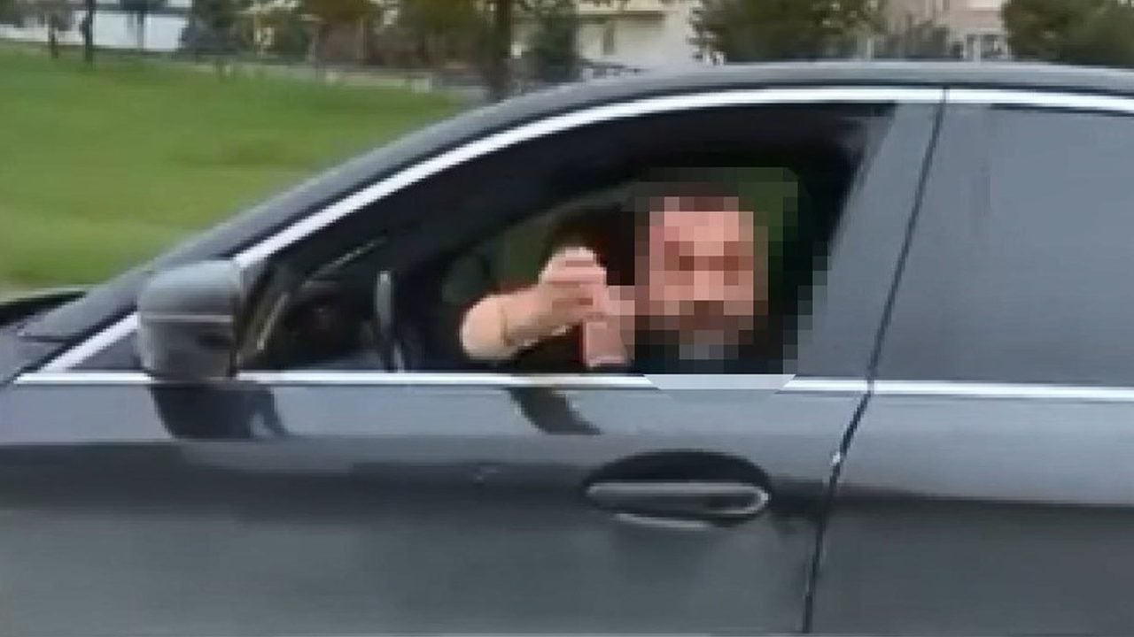 Yol verme tartışmasında sürücü, diğer araca arkadan çarpıp kaçtı