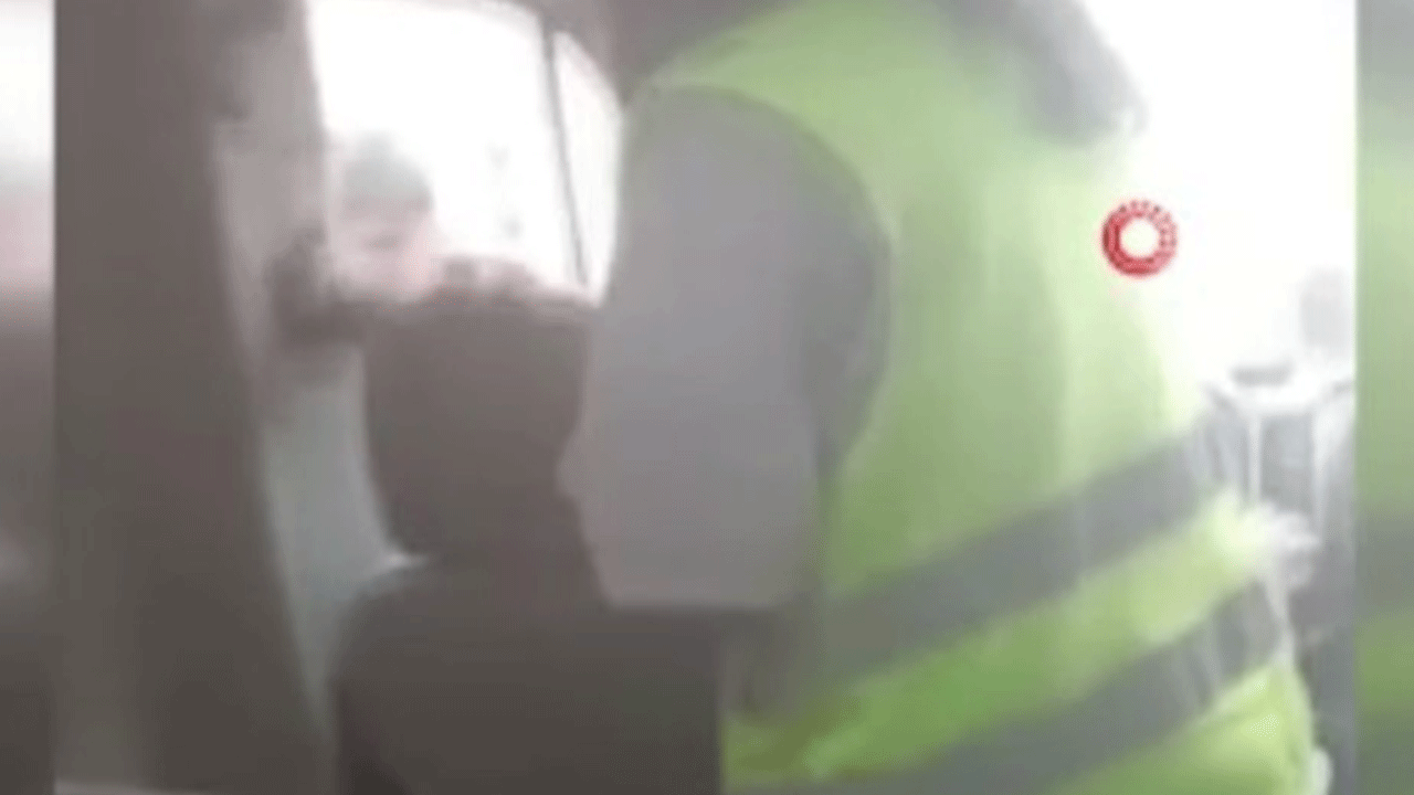 Yol vermedi diye yolcuların gözü önünde şoföre saldırdı!