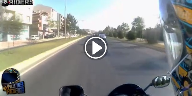Yol vermeyen arabanın aynasını kıran motorcu!
