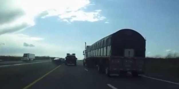 Yol vermeyen kamyonete öyle bir vurdu ki...