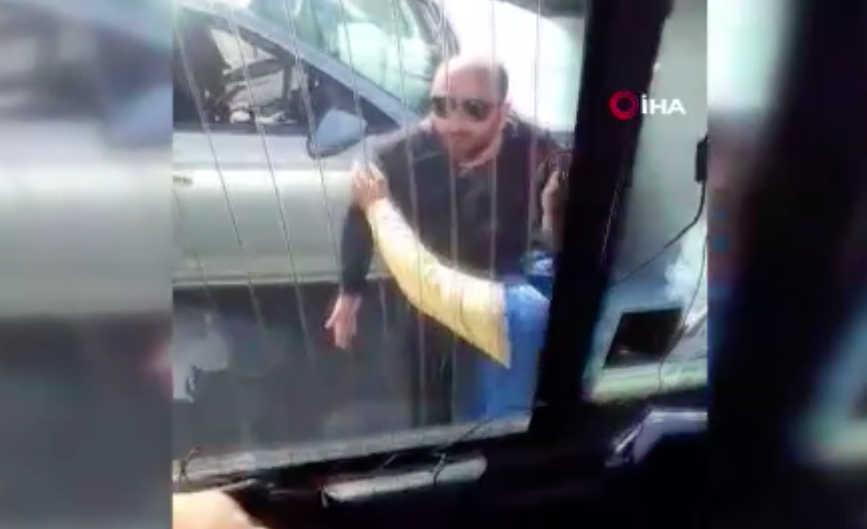 Yol vermeyen otobüse saldırıp camını patlattı!