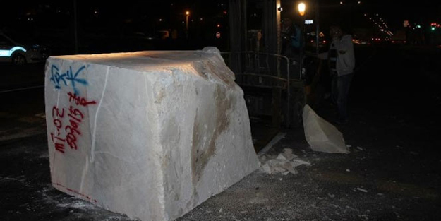 5 tonluk mermer yola düştü