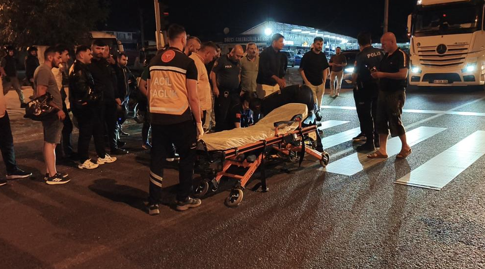 Yola aniden fırlayan yayaya motosiklet çarptı