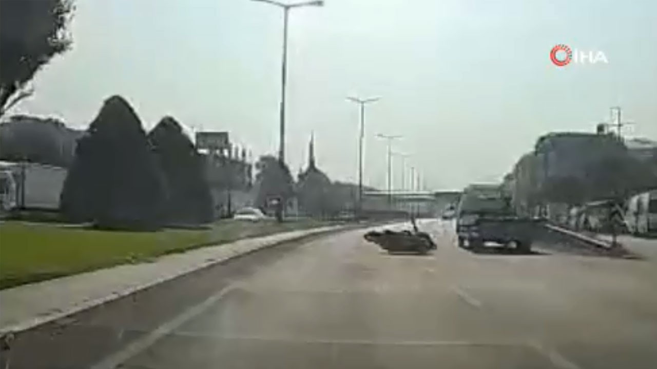 Yola aniden fırlayıp motosikletliyi savurdu! O anlar kamerada