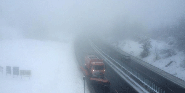 Yola çıkacaklar dikkat! Bolu Dağı Geçidi'ndeki sis ve kar dronla görüntülendi