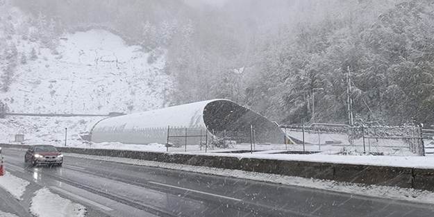 Yola çıkacaklar dikkat! Bolu Dağı Tüneli beyaza büründü
