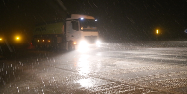 Yola çıkacaklar dikkat! Bolu Dağı'nda kar yağışı başladı