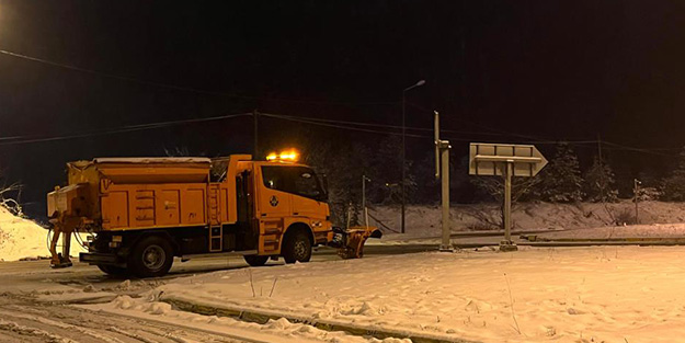 Yola çıkacaklar dikkat! Bolu'da kar yağışı şiddetli başladı