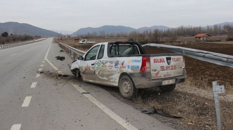Yola çıkan köpeğe çarpmamak isterken...