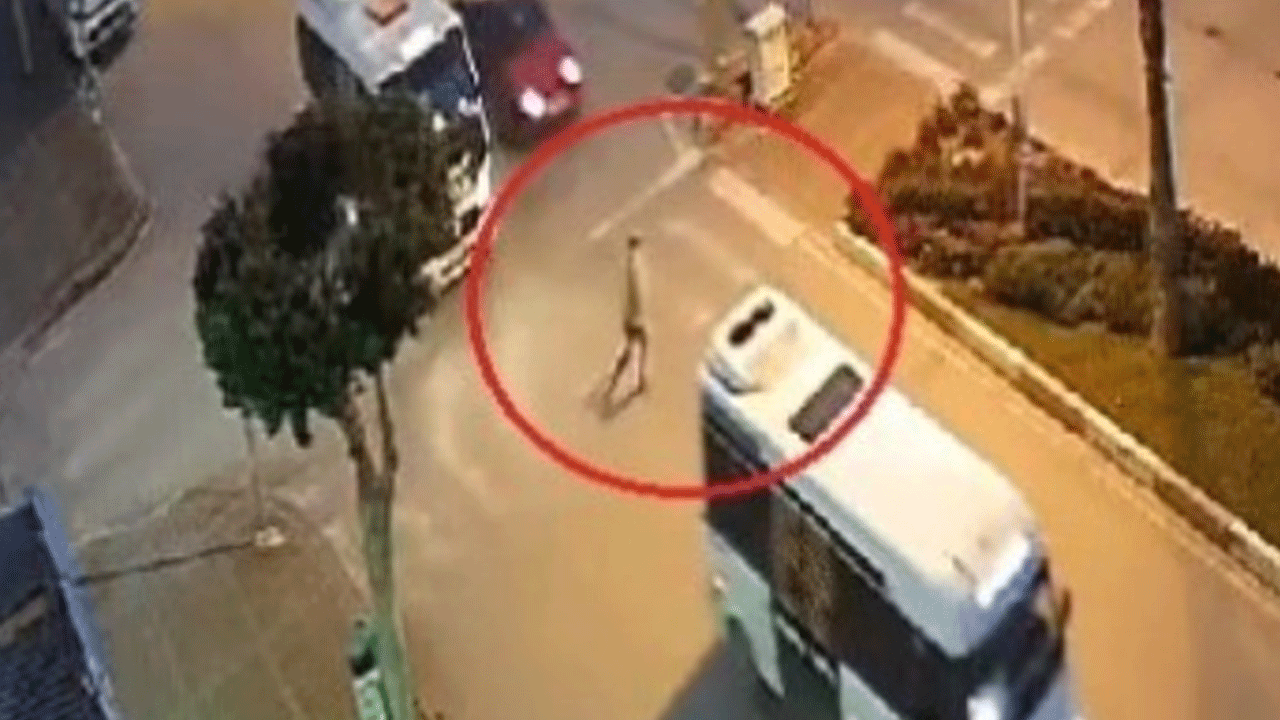 Yola çıkan yayaya otomobil çarptı, metrelerce havaya savruldu!