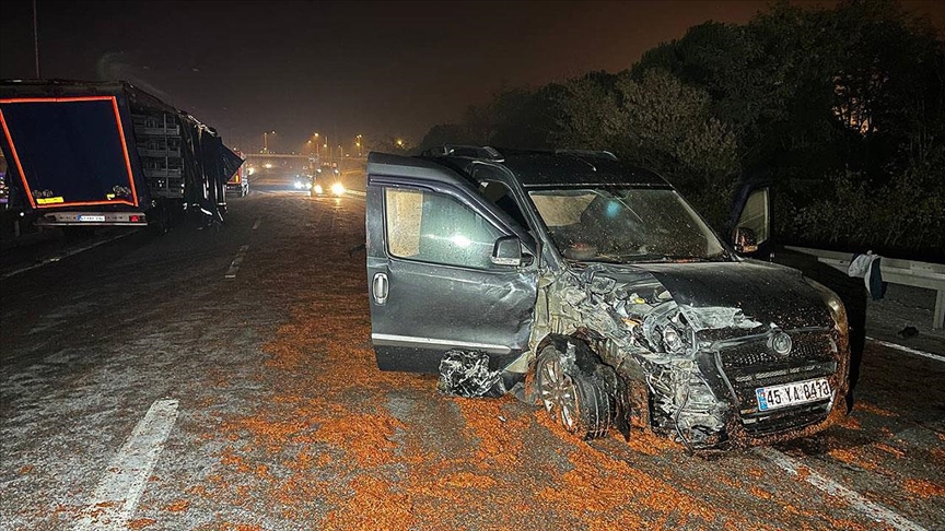 Yola dökülen salçalar nedeniyle kayan 18 araç çarpıştı, bir kişi hayatını kaybetti, 10 kişi yaralandı