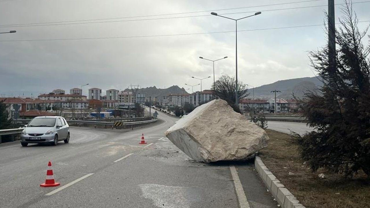 Yola düşen dev kayadan son anda kurtuldular!
