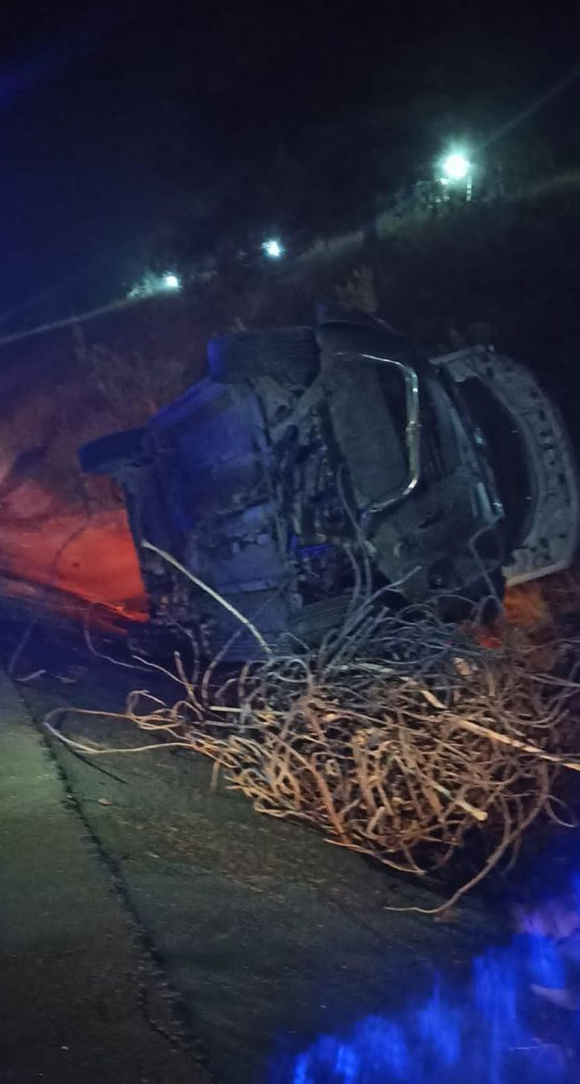 Yola düşen hurda demir yığınına cip çarptı: 3 yaralı