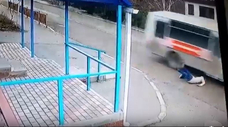 Yola düşen kadın ölümden kıl payı kurtuldu 