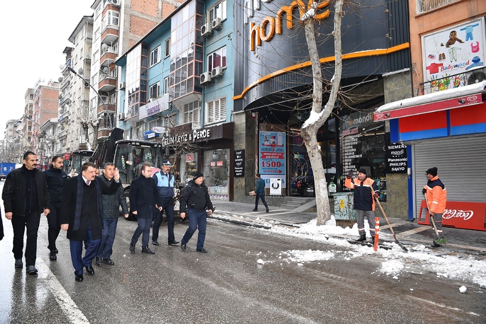Yola düşen kayalar temizlendi 