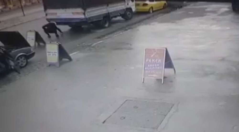 Yola düşen paraları toplayıp gitti 