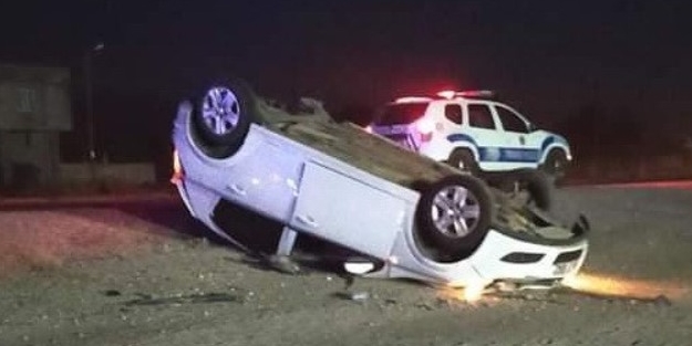 Yola fırlayan başıboş köpeğe çarpan otomobil takla attı