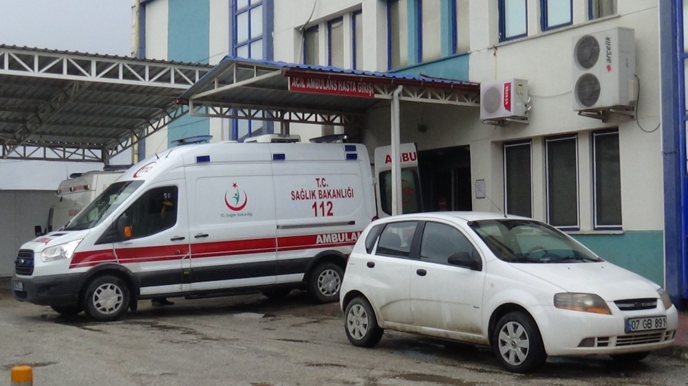Yola fırlayan çocuğa otomobilin aynası çarptı 