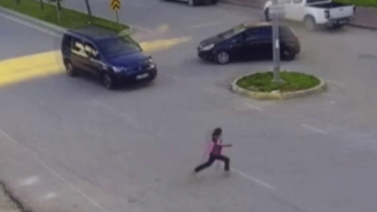 Yola fırlayan çocuğa ticari araç çarptı: O anlar kamerada!