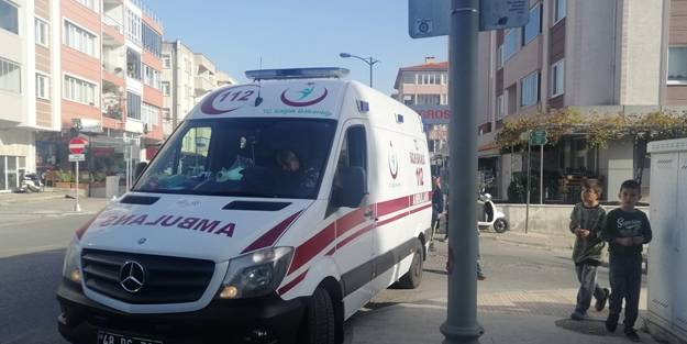 Yola fırlayan çocuğun ayağının üzerinden otomobil geçti!