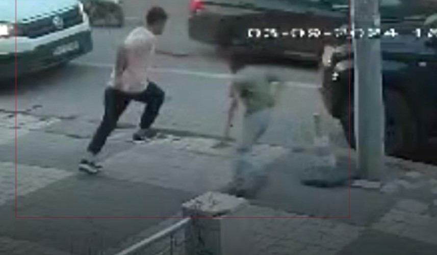 Yola fırlayan çocuk arabanın altında kaldı! İşte o anlar!