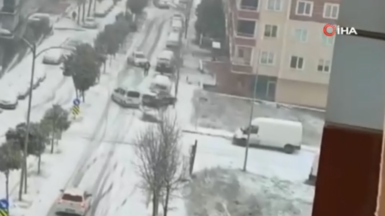 Yola hazırlıksız çıktı! Park halindeki araca bakın nasıl çarptı