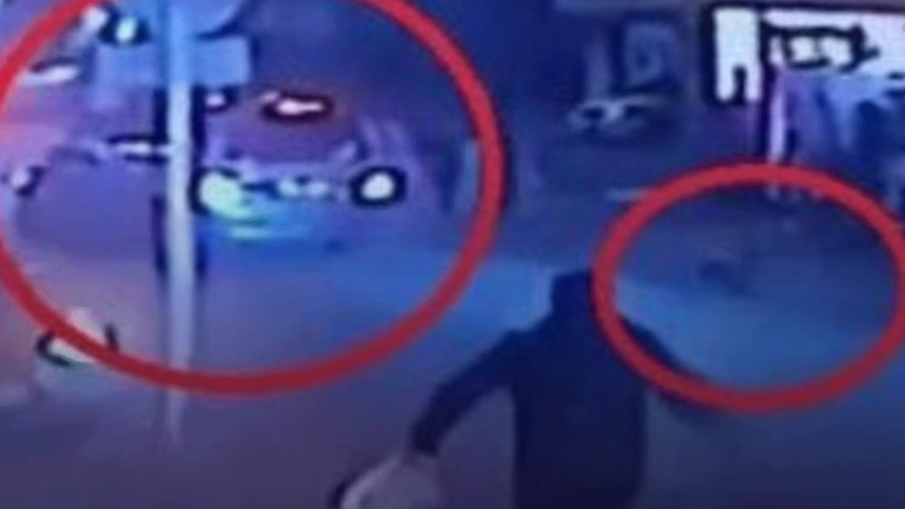 Yola kaçan topunu almak isteyen çocuğa araba çarptı! İşte o anlar!