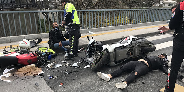 Yola savruldular! Motosikletliler boş yolda kafa kafaya çarpıştı