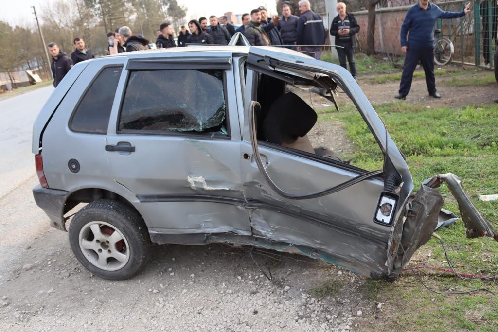 Yolcu durağına çarpan otomobil ikiye bölündü: 2 yaralı