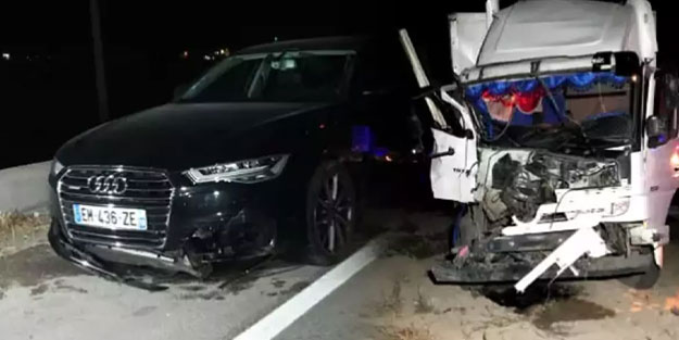 Yolcu indiren araca kamyon çarptı