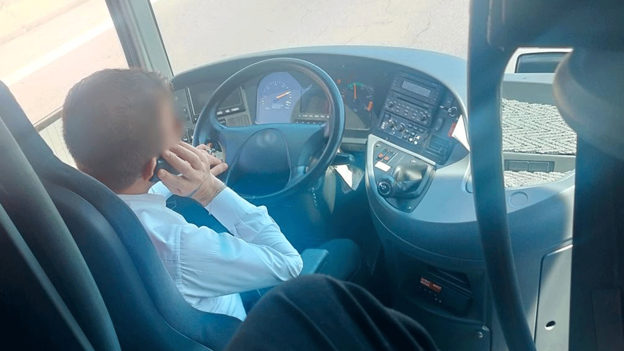 Yolcu kılığında otobüse binen jandarma 'canavarı' iş başında görüntüledi’: Sinyalsiz şerit değiştirdi, yola çöp attı, telefonda konuştu! 5 bin 327 lira ceza kesildi!