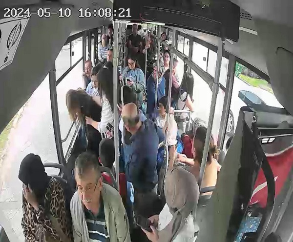 Yolcu komaya girdi! Halk otobüsü rotasını değiştirdi