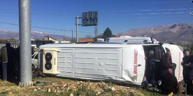 Yolcu midibüsü otomobille çarpıştı! 23 kişi yaralandı