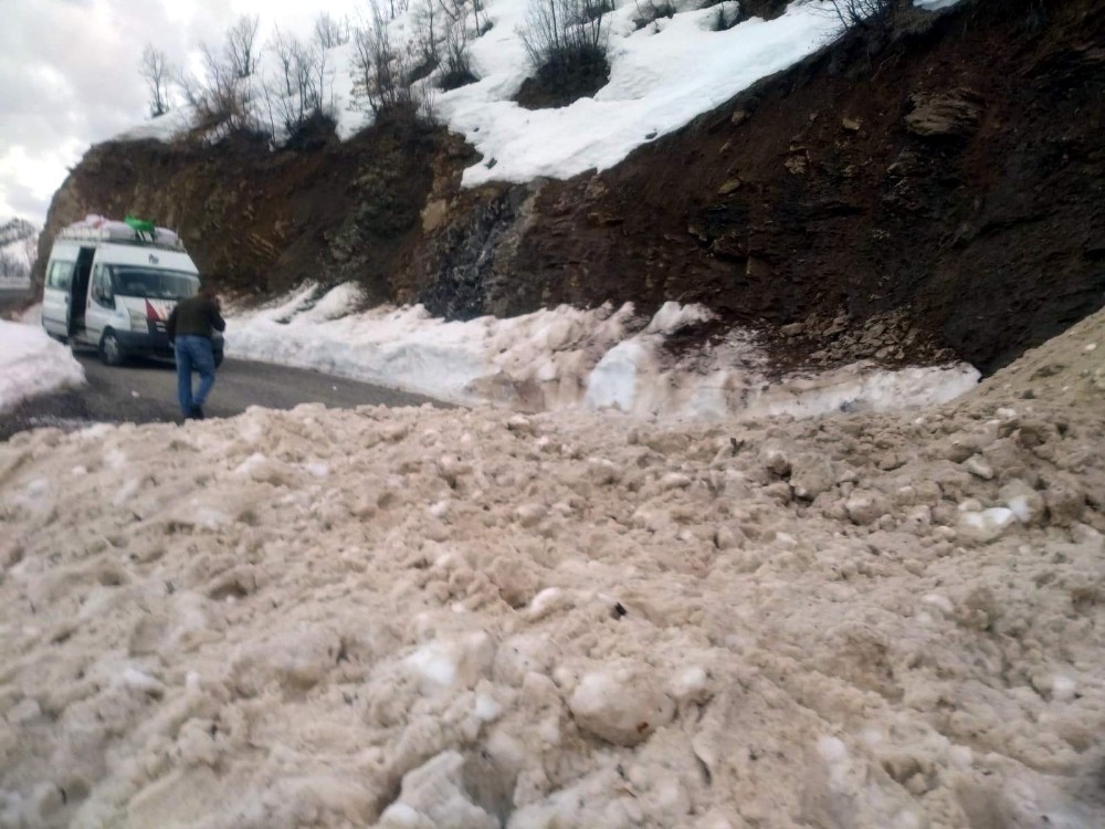 Yolcu minibüsü çığ altında kalmaktan son anda kurtuldu 